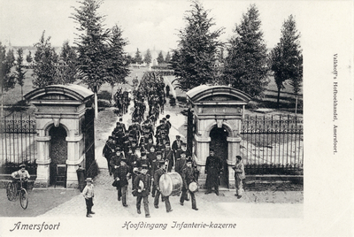 12886 Gezicht op de hoofdpoort met wachthuisjes van de Juliana van Stolbergkazerne (infanteriekazerne) aan de ...